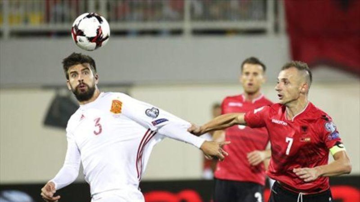 Piqué intenta un remate, durante el partido contra Albania.-AFP / GENT SHKULLAKU