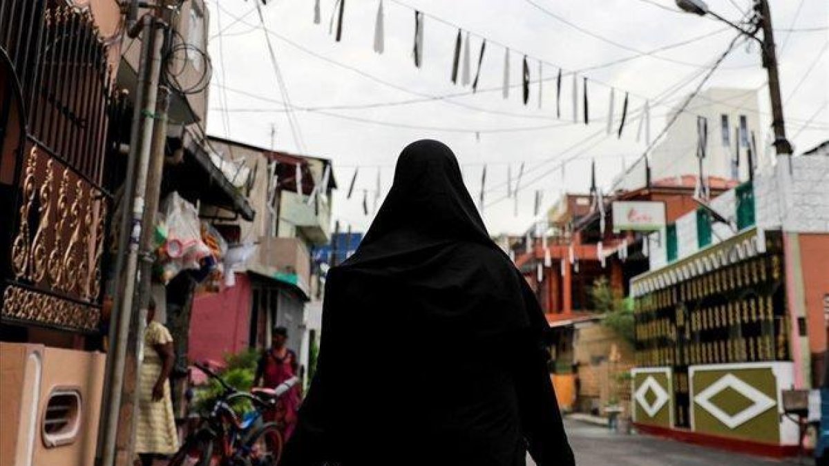 Una mujer musulamana pasea por las calles de Colombo, Sri Lanka.-DANISH SIDDIQUI (REUTERS)