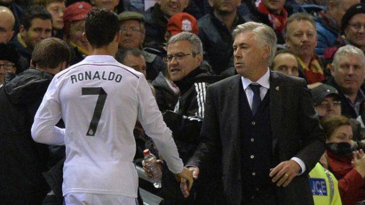 Carlo Ancelotti felicita a Cristiano Ronaldo tras sustituir al delantero portugués.-Foto: AFP / PAUL ELLIS