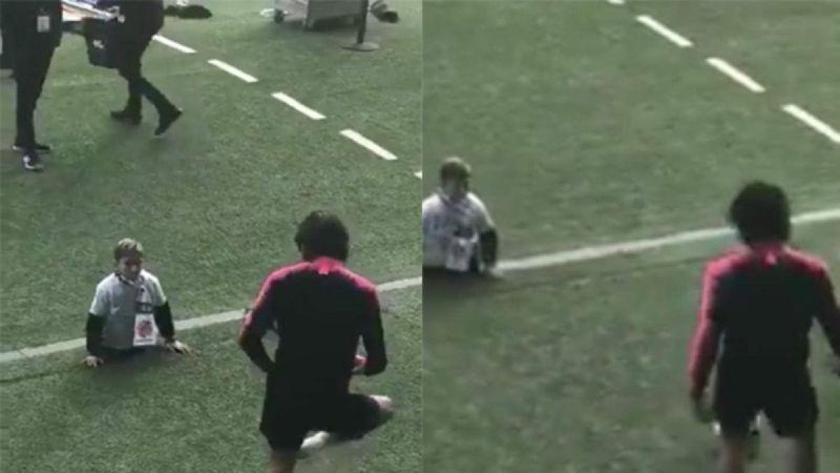 Cavani juega a fútbol con un niño sin piernas.-TWITTER