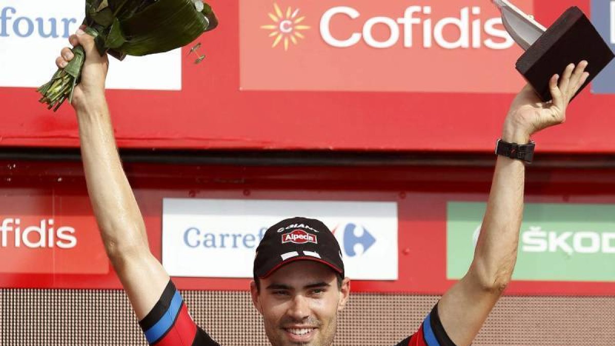 El ciclista holandés del equipo Giant, Tom Dumoulin, en el podio al proclamarse el vencedor de la novena etapa y recupera el liderato de la clasificación general de la Vuelta Ciclista a España.-EFE