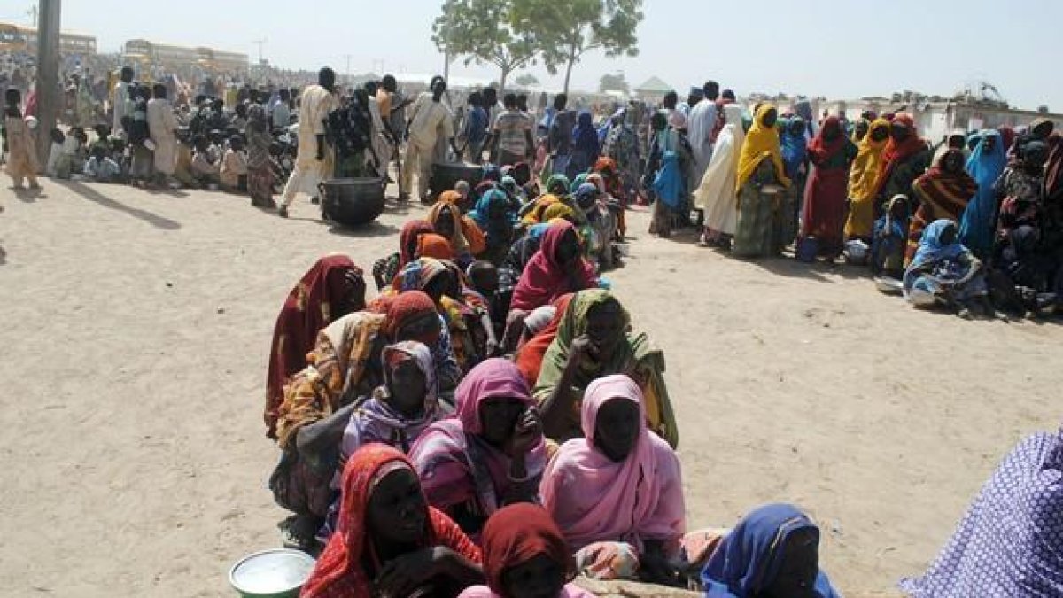 Refugiados esperando a que les sirvan comida en el campo de Dikwa, Nigeria.-STRINGER / AFP