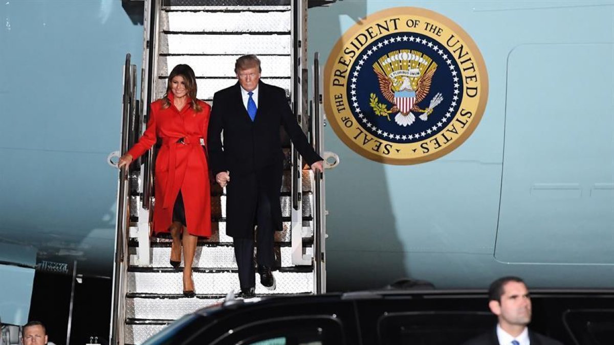 Donald y Melania Trump llegan a Londres en el Air Force One.-EFE / EPA / ANDY RAIN