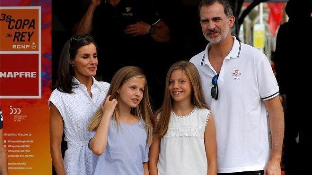 Los Reyes y sus hijas, a su llegada al Club Náutico de Palma.-EFE (BALLESTEROS)