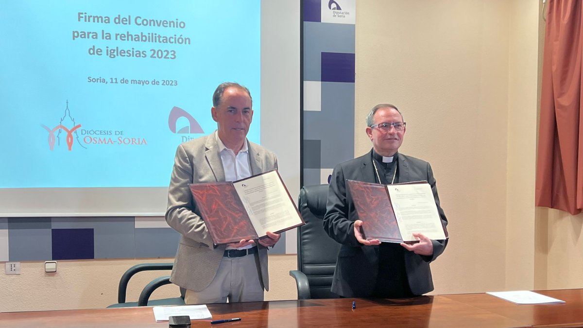 El presidente de la Diputación y el obispo de la Diócesis firman el convenio para rehabilitar iglesias. HDS