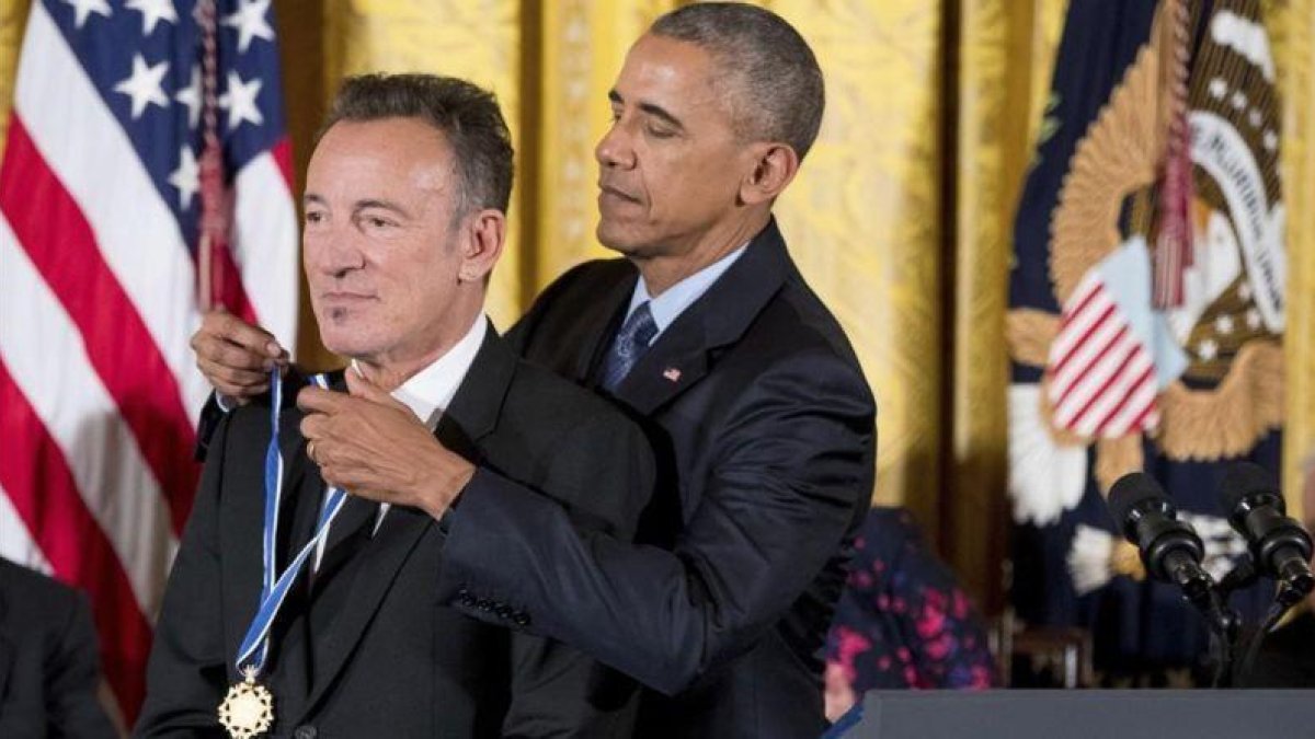 Barack Obama condecora a Bruce Springsteen el pasado 22 de noviembre.-AP / ANDREW HARNIK