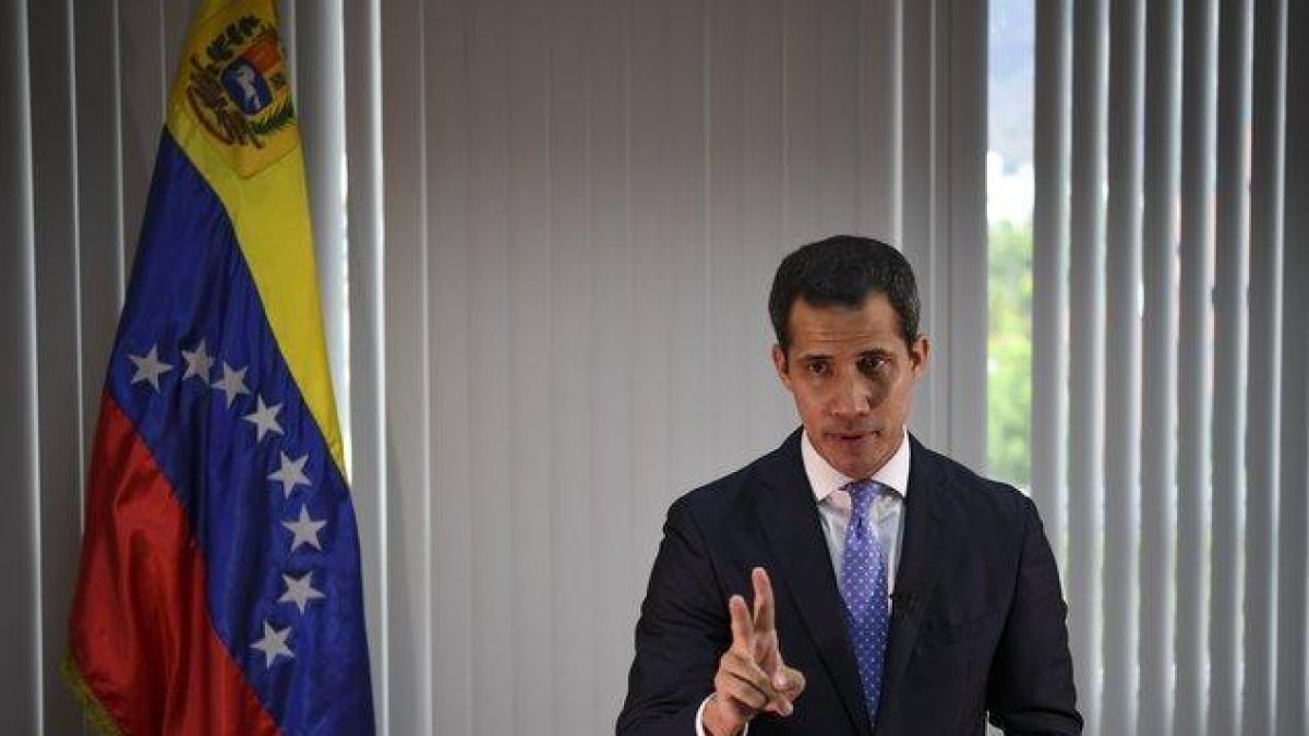 Guaidó dijo que 29 diputados han sido perseguidos y apresados por el tribunal chavista.-AFP