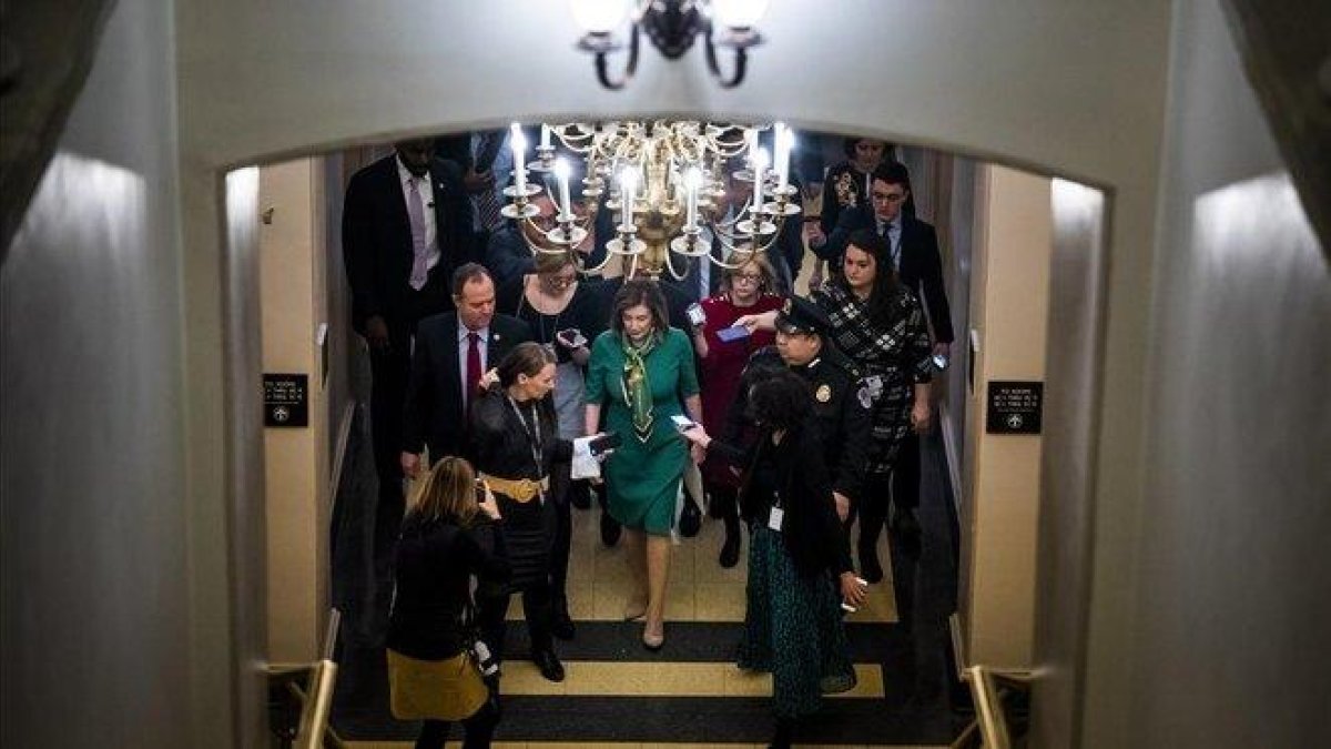 La presidenta del Congreso de EEEU, Nancy Pelosi, sale de una reunión hoy martes con representantes del Partido Demócrata.-EFE / JIM LO SCLAZO