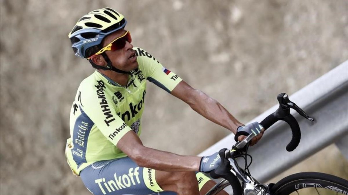 Alberto Contador, camino de Formigal.-EFE / JAVIER LIZÓN