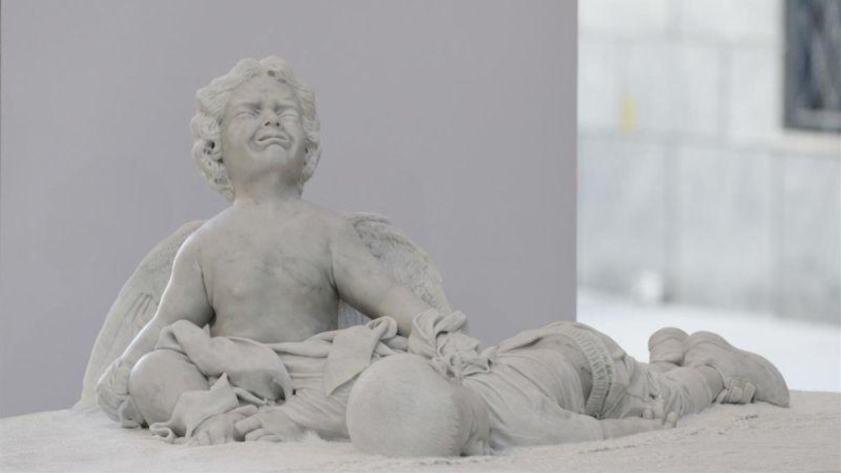 Estatua del niño sirio Aylan, tal y como fue encontrado en una playa de Turquía, acompañado por un ángel alado que llora.-AP / ANDREW MEDICHINI