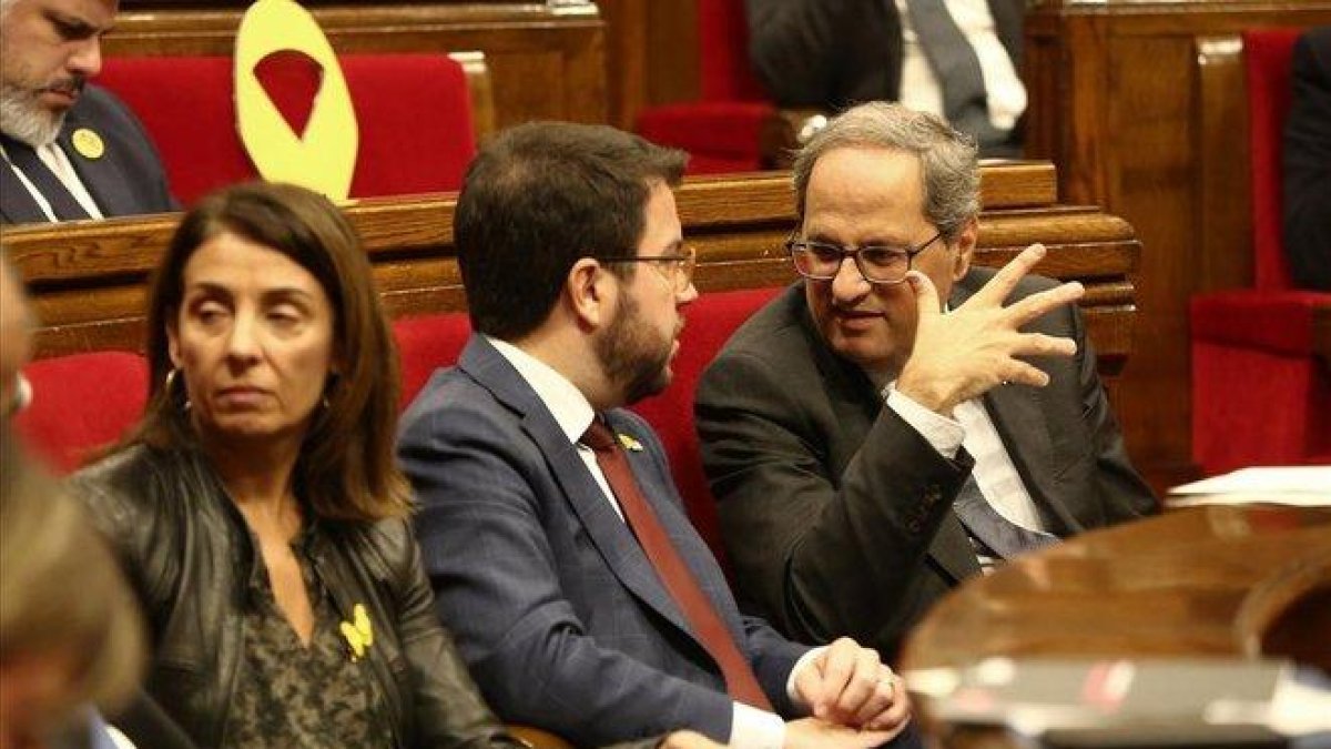 Pere Aragonés y Quim Torra, en la sesión de control del Parlament.-ELISENDA PONS