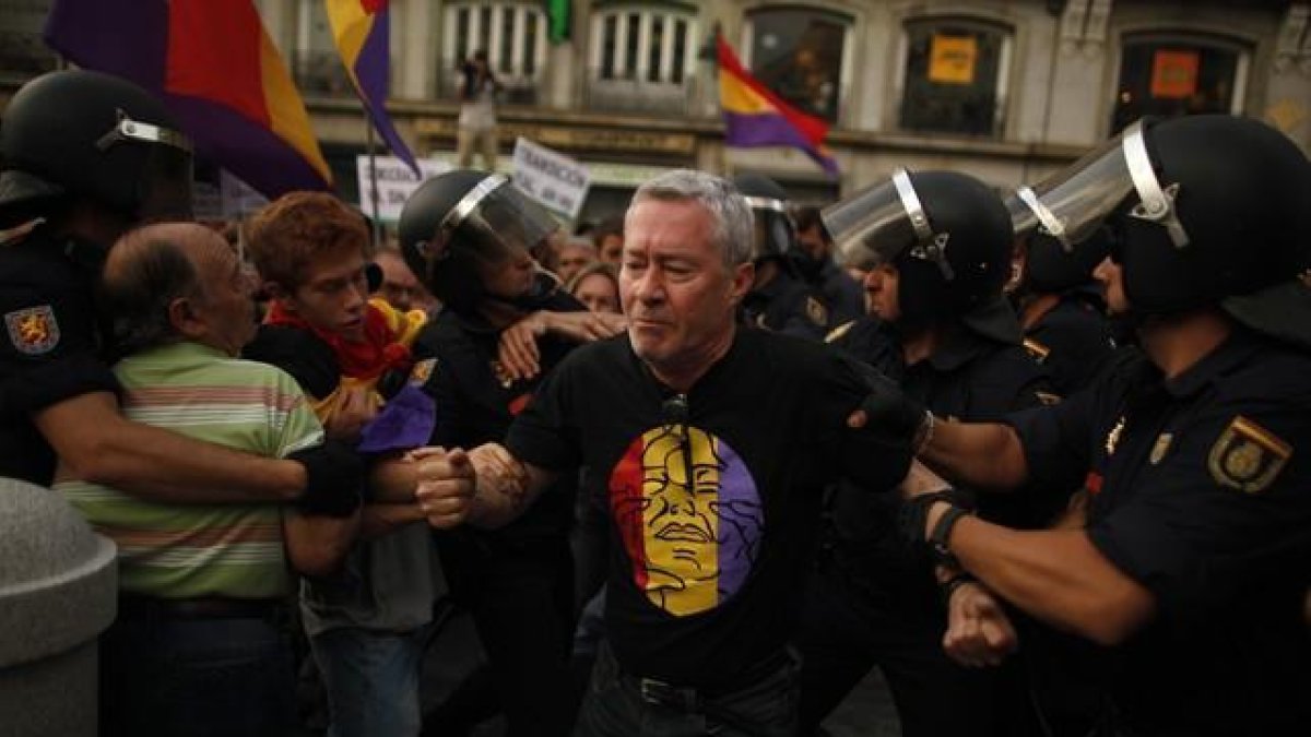 Jorge Verstrynge, ayer, durante su detención por la policía en la Puerta de Sol en Madrid.-JON NAZCA / REUTERS