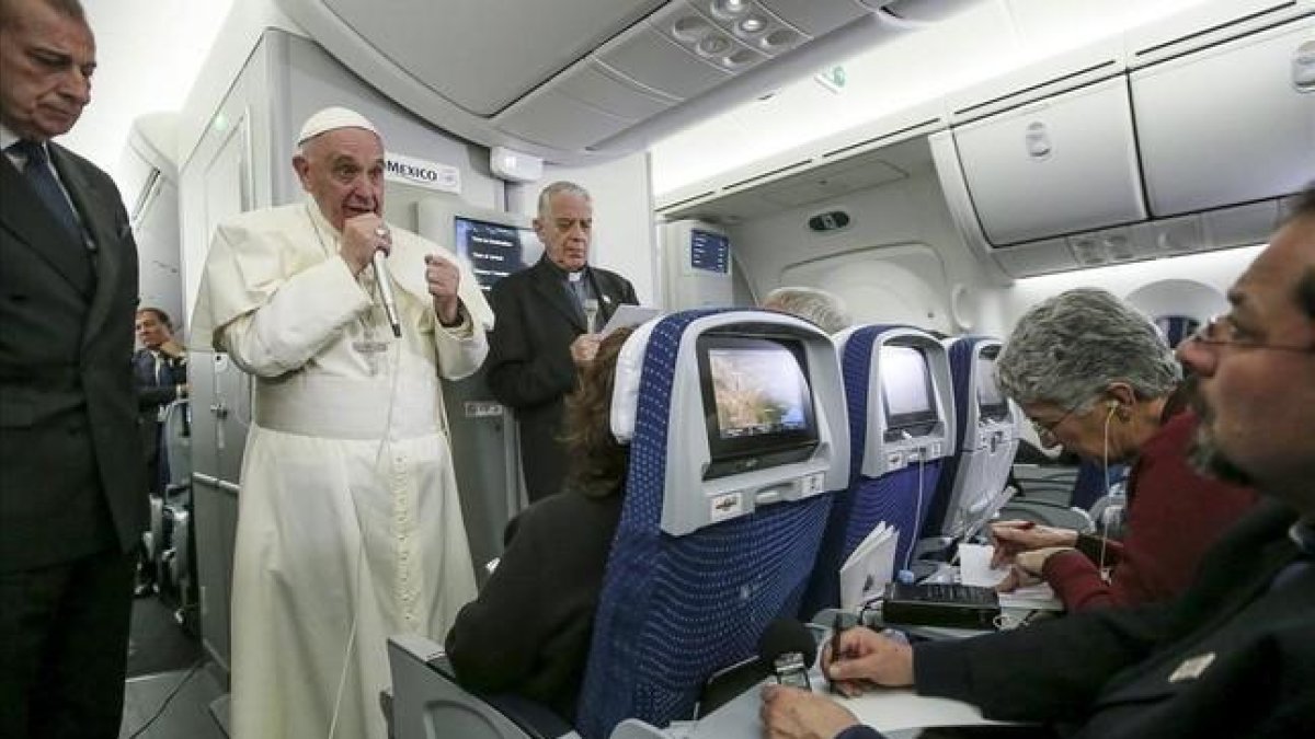 El Papa habla con los periodistas en el avión de regreso a Roma desde México.-REUTERS / ALESSANDRO Di MEO