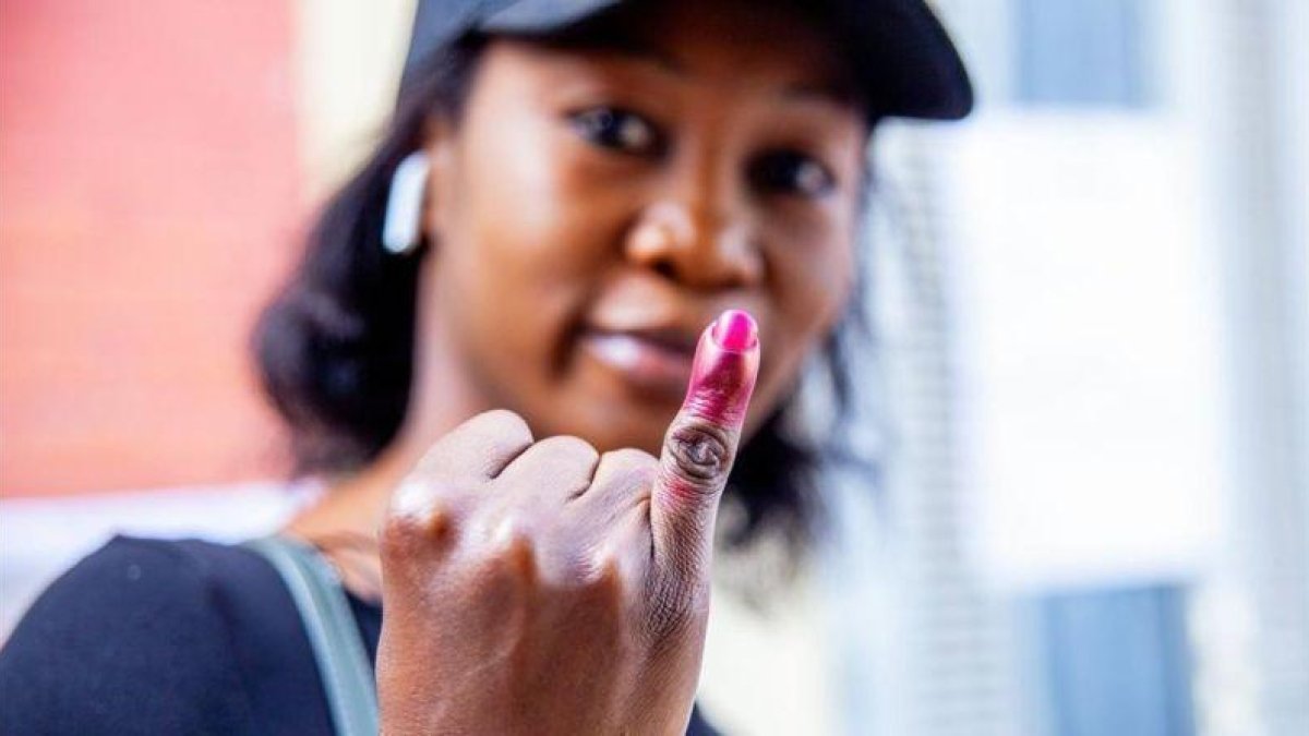 Una senegalesa muestra su dedo manchado con tinta endeleble, tras depositar su voto en las elecciones presidenciales del 24 de febrero del 2019.-CARMEN ABD ALI / AFP