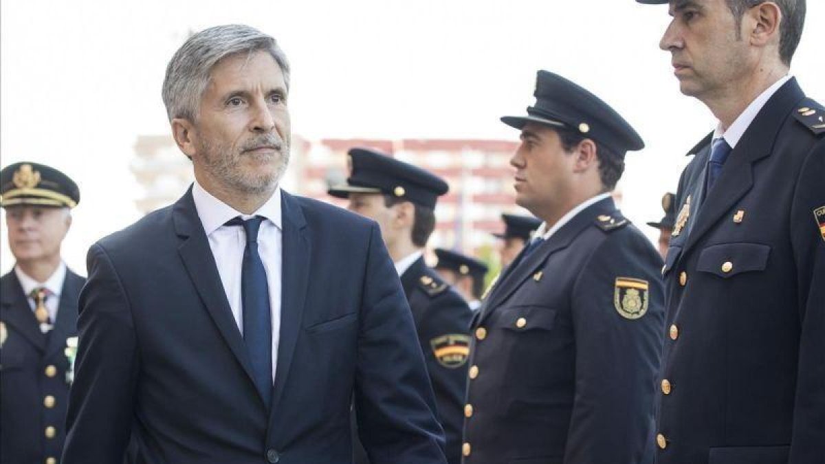 l ministro del Interior, Fernando Grande-Marlaska, pasa revista a una unidad del Cuerpo Nacional de Policía en Valencia en septiembre pasado.-MIGUEL LORENZO