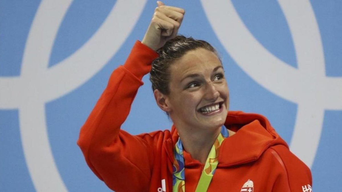 Katinka Hosszu saluda a los aficionados tras conquistar la medalla de oro y batir el récord del mundo.-REUTERS / STEFAN WERMUTH