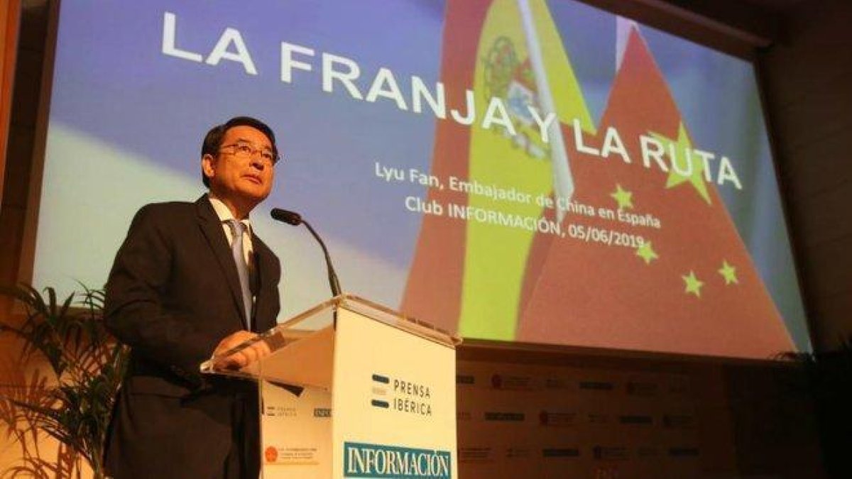 Lyu Fan, durante su intervención en el foro Club Información de Alicante.-