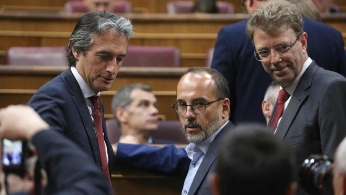 Los diputados del PDECat Carles Campuzano y Ferran Bel hablan con el ministrio de Fomento antes de la votación en el Congreso.-JUAN MANUEL PRATS
