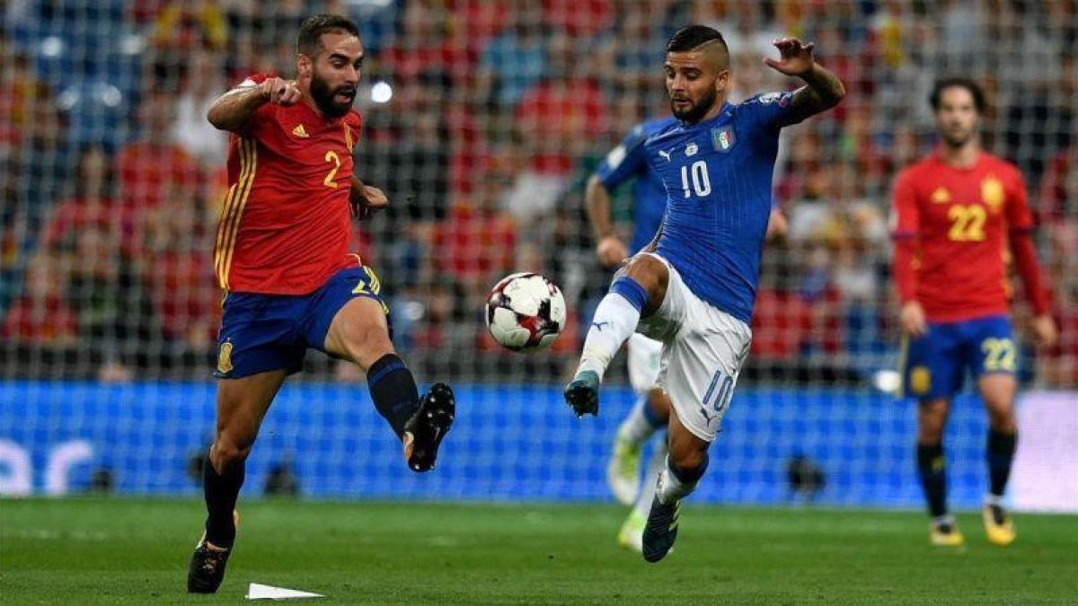 Carvajal e Insigne pugnan por un balón en el partido España-Italia de clasificación para el Mundial de Rusia.-CLAUDIO VILLA