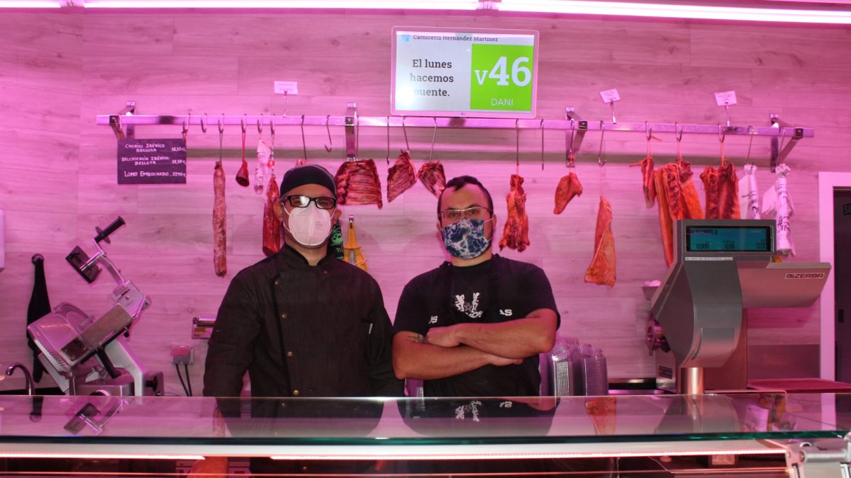 Carlos y Rubén en la carnicería que regentan.-HDS