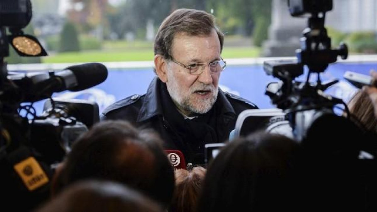 El presidente del Gobierno, Mariano Rajoy, atiende a los medios, este jueves en Bruselas.-EFE / STEPHANIE LECOCQ