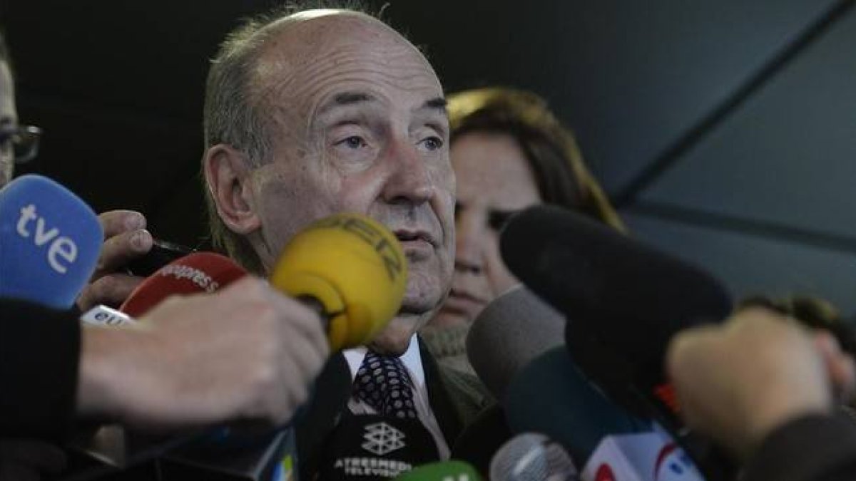 El abogado de la infanta Cristina Miquel Roca, este lunes, 22 de diciembre, en Barcelona.-Foto: AFP / JOSEP LAGO