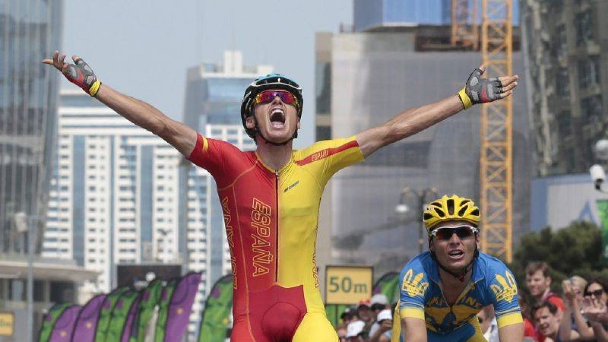 El ciclista español Luis León Sánchez celebra la victoria mientras cruza la línea de meta.-Foto: EFE