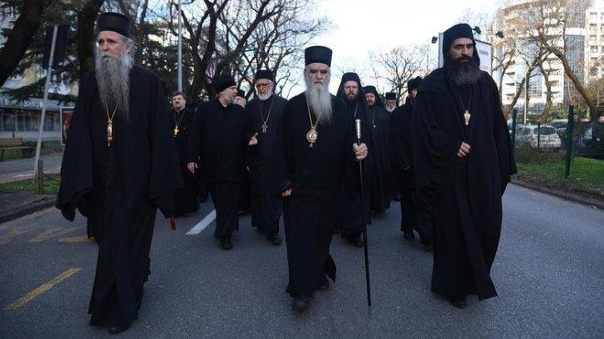 Los popes protestan por las calles de Montenegro.-