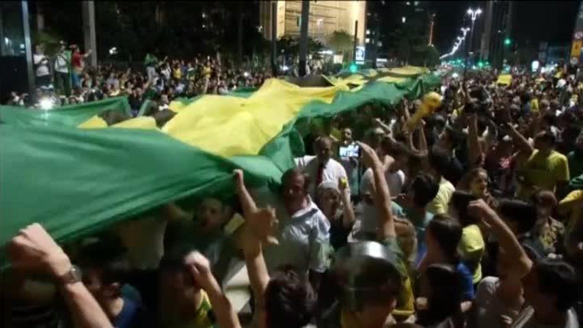Manifestación multitudinaria en Brasil en contra del nombramiento de Lula da Silva como jefe de Ministros.-