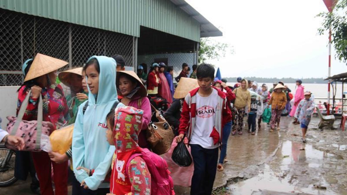 Habitantes de Tra Vinh, en el sur de Vietnam son evacuados el 25 de diciembre de 2017 debido al paso del tifón Tembin por el país. Unas 650.000 personas han sido evacuadas en Vietnam después de que la misma tormenta causara 240 muertos en Filipinas.-EFE