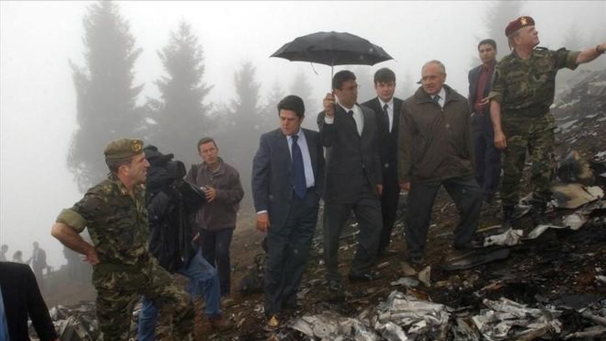 El entonces ministro de Defensa, Federico Trillo, visita el lugar del accidente del Yak-42, en Trebisonda (Turquía).-EFE / CHEMA MOYA