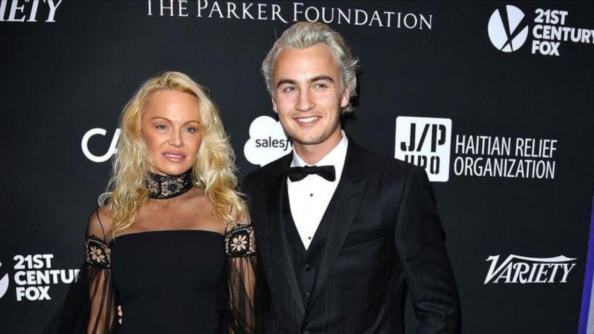 Pamela Anderson posa en la gala benéfica organizada por Sean Penn, acompañada de su hijo.-STEVE GRANITZ
