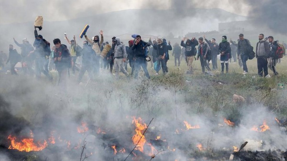Enfrentamientos entre la policía griega y los refugiados del campo de Diavata al oeste de Tesalónica en el norte de Grecia el 6 de abril de 2019.-SOTIRIS BARBAROUSIS (EFE)