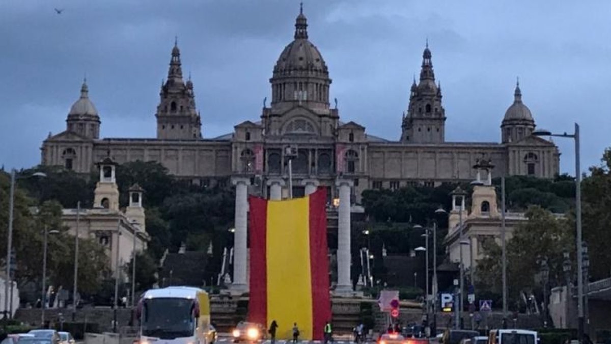 Bandera desplegada por VOX en Barcelona-VOX
