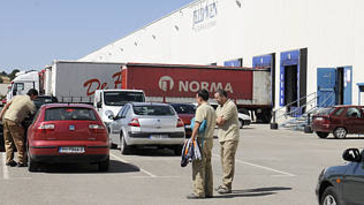 Empleados de Puertas Norma al inicio de su  jornada laboral en la factoría pinariega. / VALENTÍN GUISANDE-