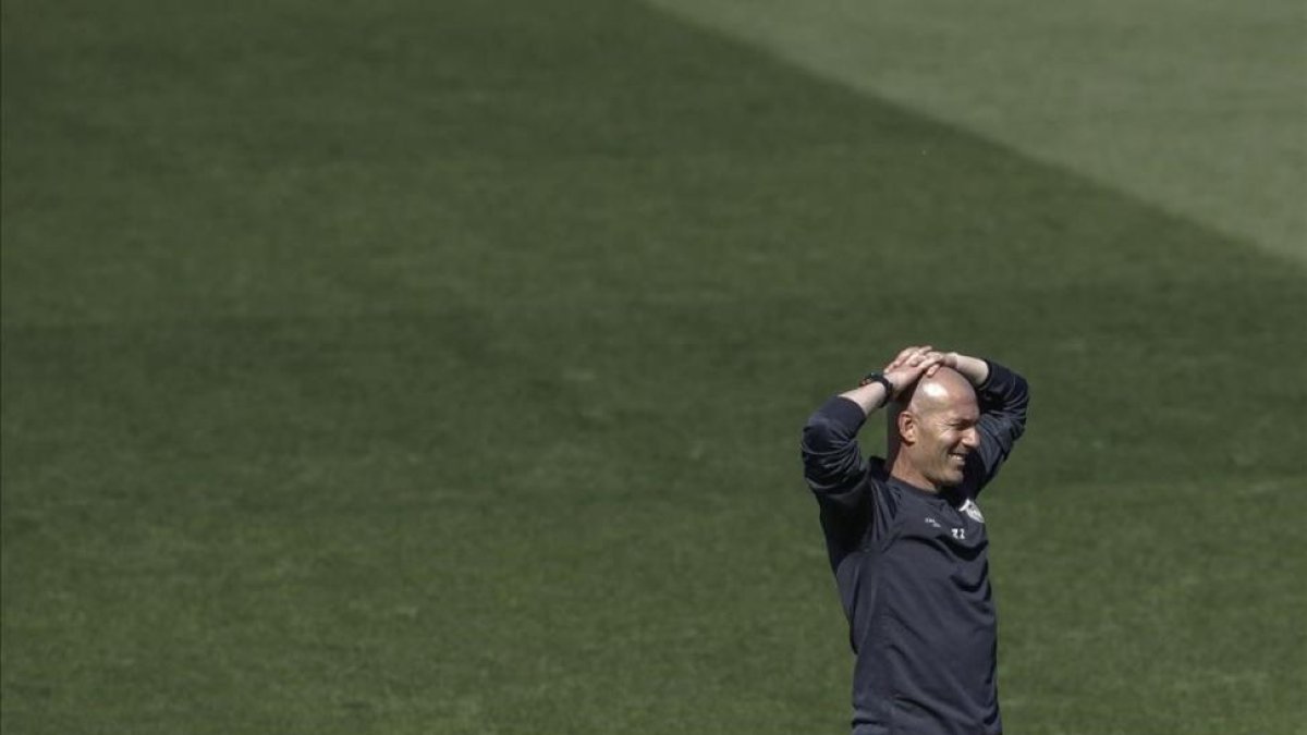 Zidane, durante el entrenamiento del Madrid este martes en Valdebebas.-EMILIO NARANJO