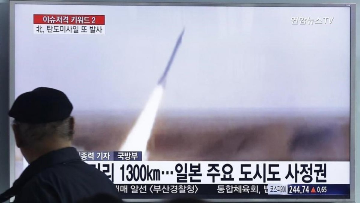 Un hombre sigue por televisión el lanzamiento del misil.-AP / Ahn Young-joon