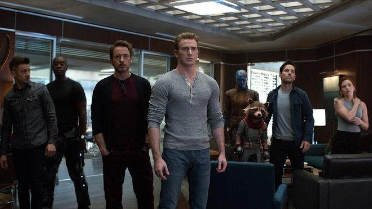 De izquierda a derecha, Ojo de Halcón, War Machine, Iron Man, el Capitán América, Nebula, Rocket, Ant-Man y la Viuda Negra, en un fotograma de Vengadores: Endgame.-