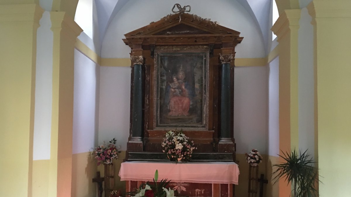 El cuadro sustraído muestra una imagen de la Virgen de Valvanera y se custodiaba en la capilla del cementerio de El Burgo. HDS