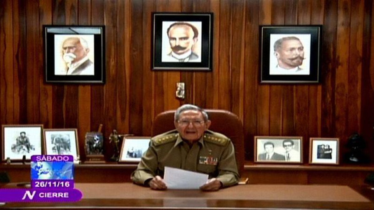 Raúl Castro anuncia la muerte de su hermano Fidel Castro en televisión.-