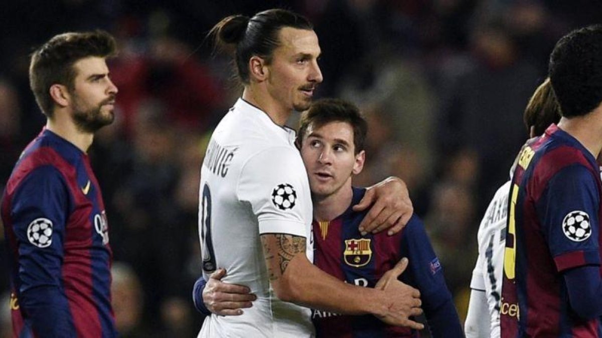 Zlatan Ibrahimovic y Leso Messi se saludan en diciembre de 2014.-LLUIS GENÉ