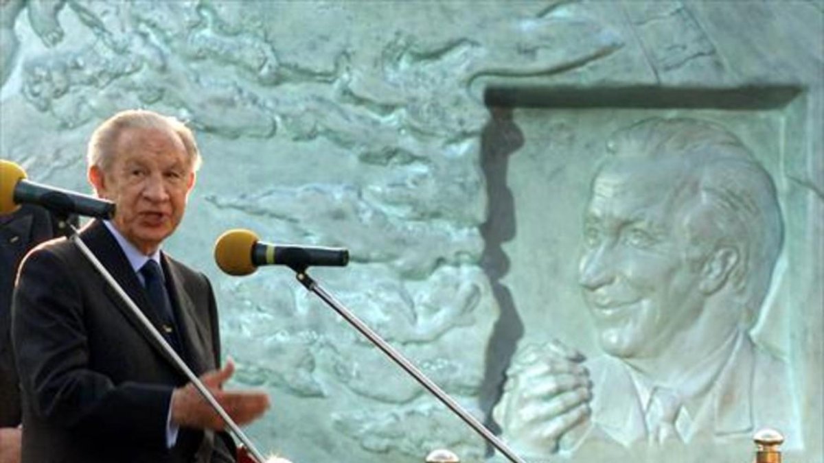 Samaranch habla durante un homenaje que recibió en Moscú, en el 2001.-