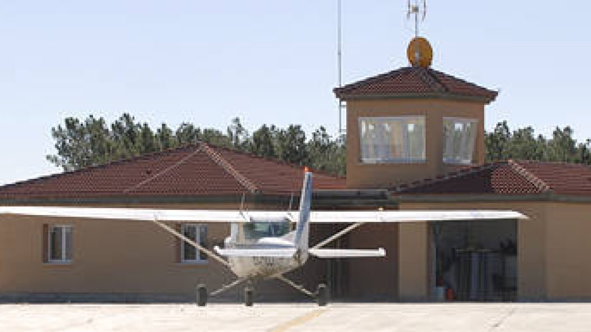 Instalaciones del aeródromo de Garray. / VALENTÍN GUISANDE-