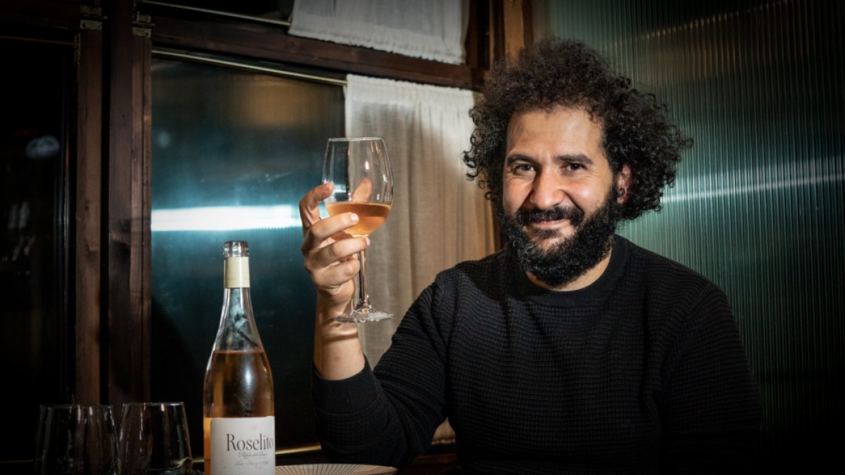 Ernesto López brinda con un rosado de la tierra en el Restaurante Crepería Lilot. GONZALO MONTESEGURO