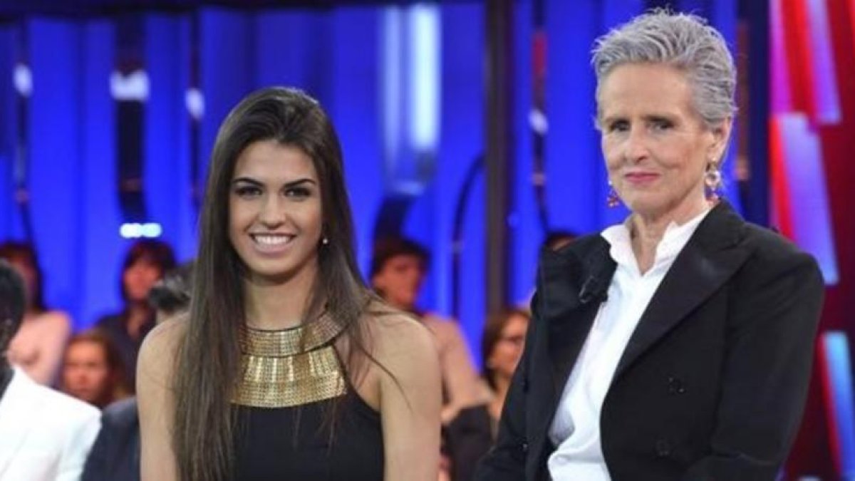 Sofía Suencos, ganadora de 'GH16' (T-5), con la presentadora, Mercedes Milá.-MEDIASET