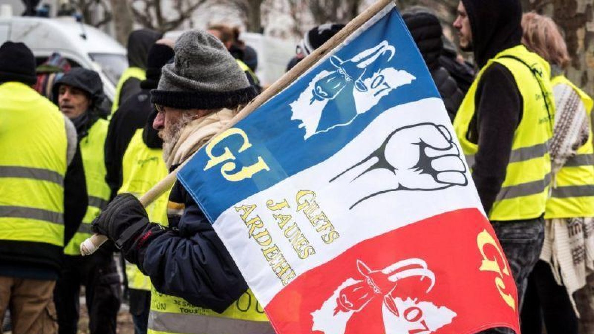 Miembros del movimiento frances contestatario de los  chalecos amarillos  se manifiestan en Valence.-EFE Arnold Jerocki / EPA