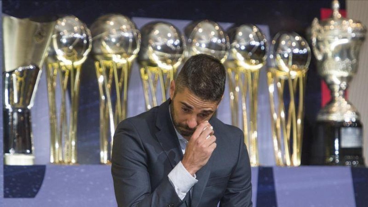 Juan Carlos Navarro se emociona en su despedida como jugador del Barça de básquet, este viernes en el auditorio del club azulgrana.-JORDI COTRINA