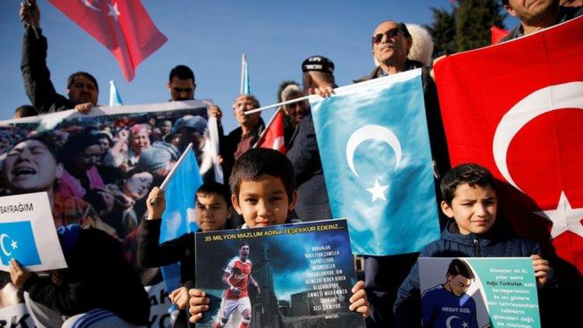 Turcos de etnia Uigur en una movilización con carteles de Özil en Estambul tras la manifestación del futbolista.-X03655