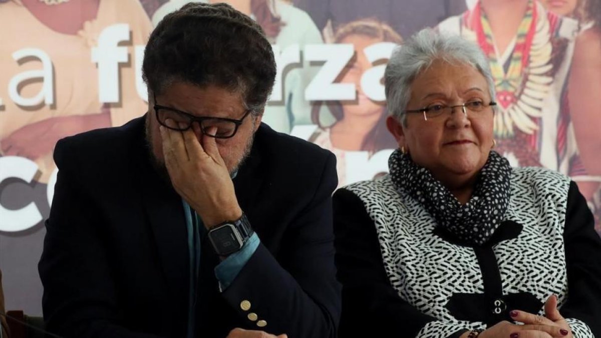 os dirigentes de la FARC Iván Márquez e Imelda Daza anuncian en Bogotá la retirada de la candidatura de Rodrigo Londoño, Timochenko, a la presidencia de Colombia.-EFE / MAURICIO DUEÑAS CASTAÑEDA