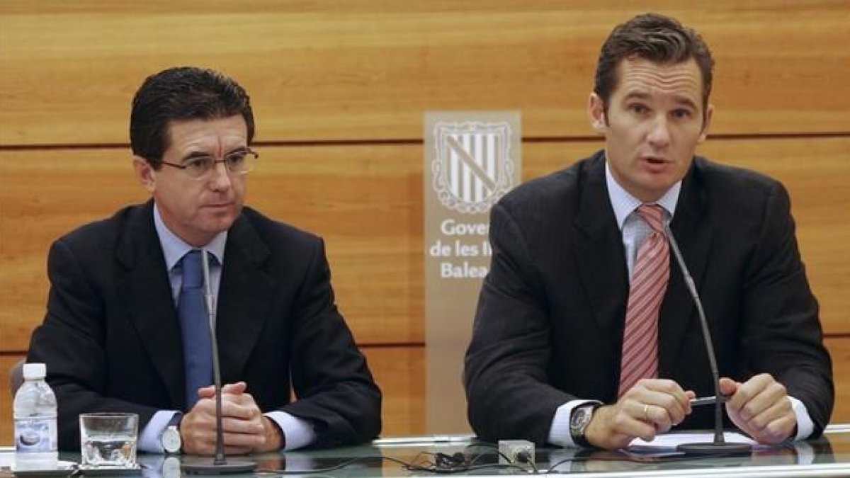 Jaume Matas e Iñaki Urdangarin, durante una conferencia de prensa en Palma en octubre del 2005.-REUTERS / ENRIQUE CALVO